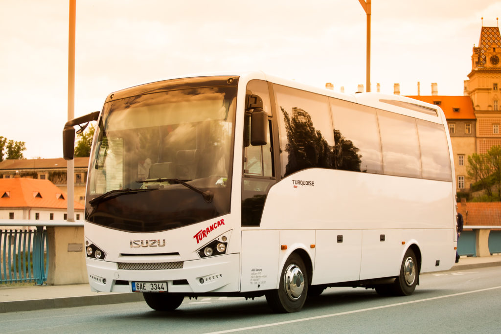 Isuzu Turancar zpředu na mostě