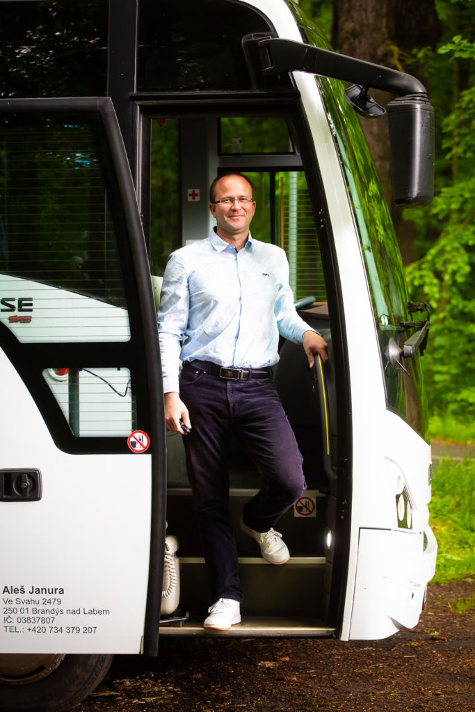 Aleš Janura u dveří autobusu