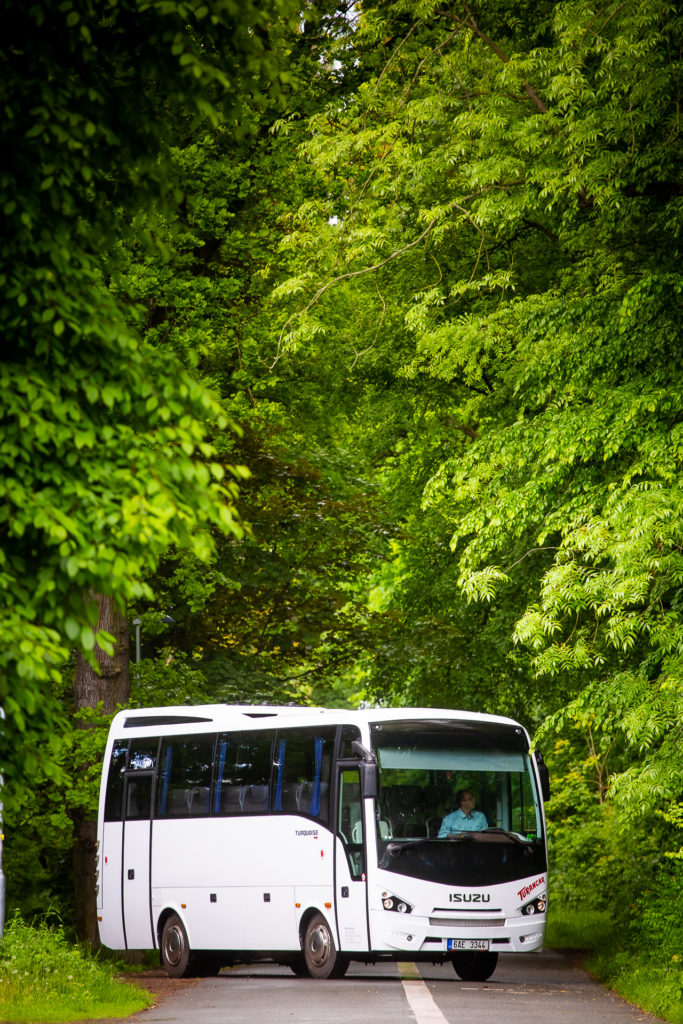 Autobus na lesní silnici