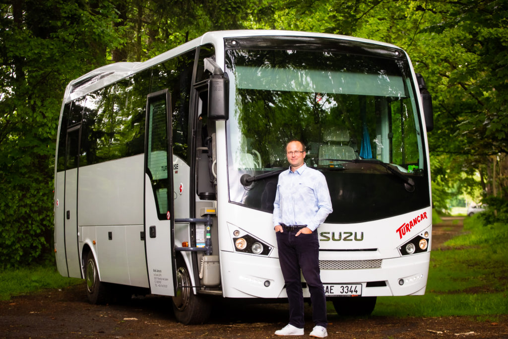 Aleš Janura před autobusem