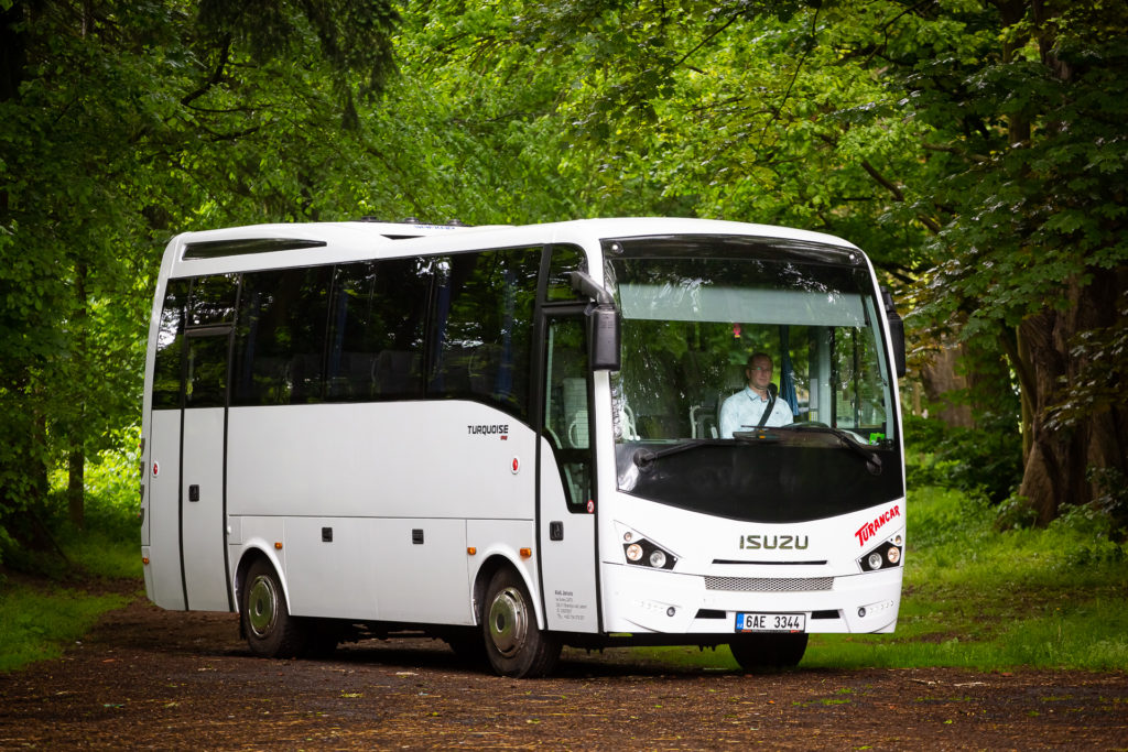 Boční pohled na autobus v lese